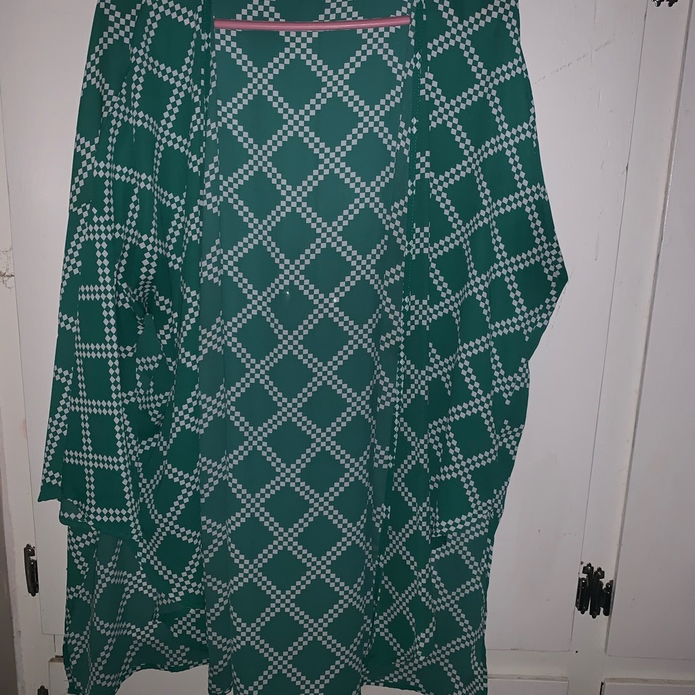 Green and White Geometric Patterned Sleeved Shawl